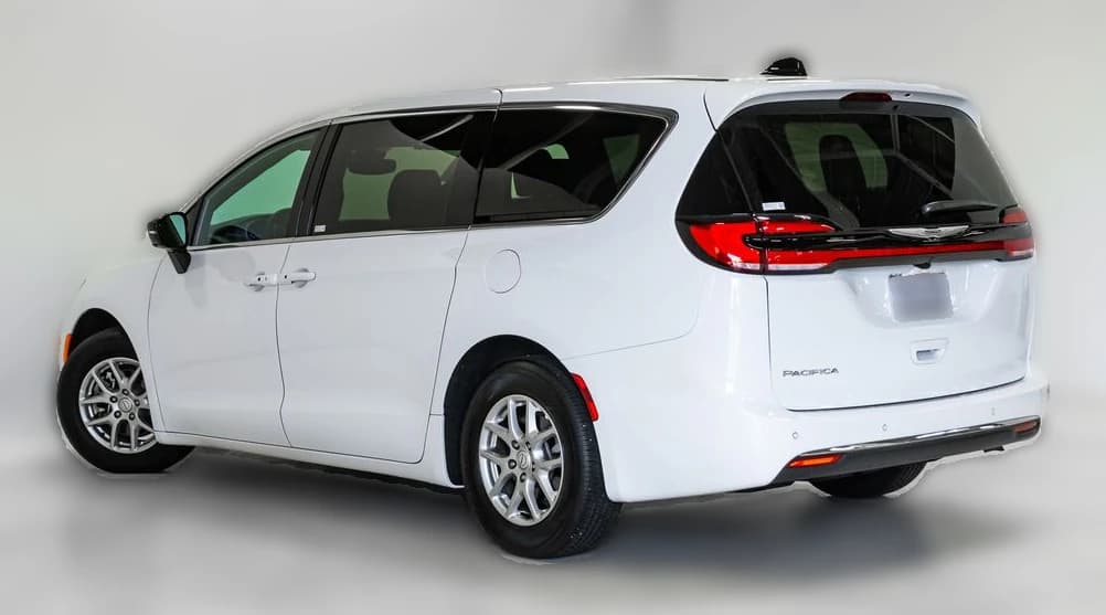 Chrysler Pacifica Select FWD 2026 — side view