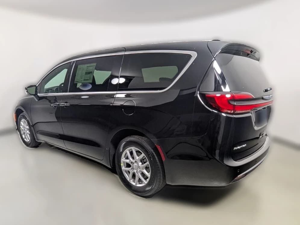 Chrysler Pacifica Select FWD 2026 — side view