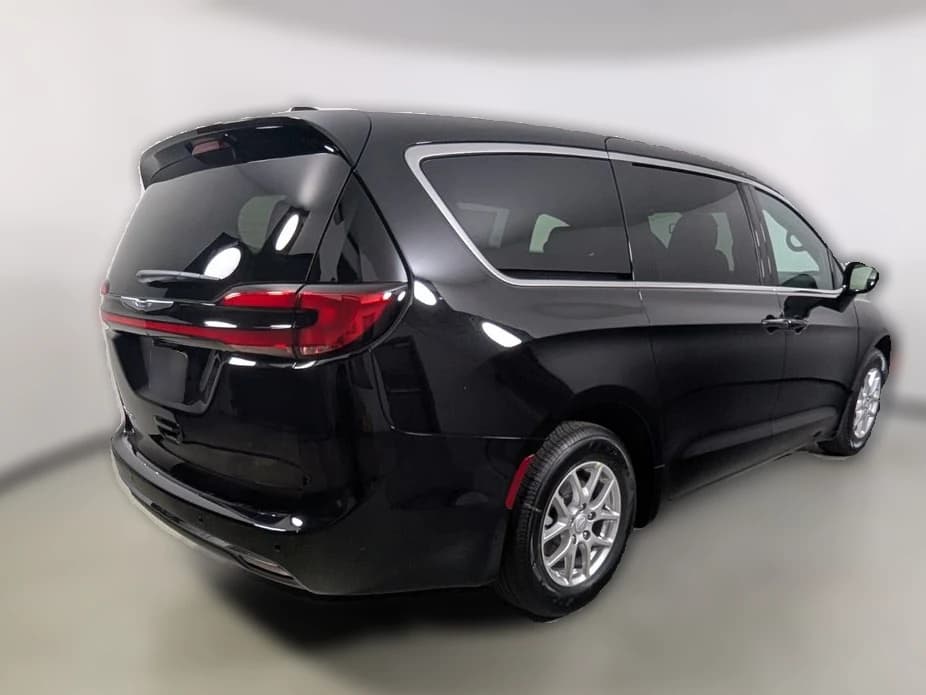 Chrysler Pacifica Select FWD 2026 — side view