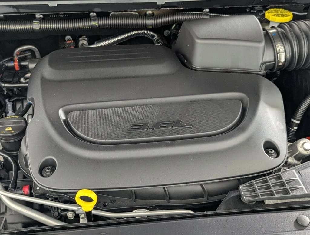 Chrysler Pacifica Select FWD 2026 — side view