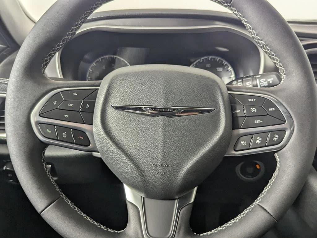 Chrysler Pacifica Select FWD 2026 — side view