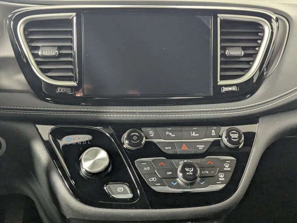Chrysler Pacifica Select FWD 2026 — side view