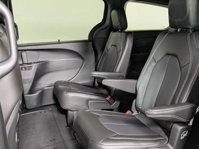 Chrysler Pacifica Select FWD 2026 — side view