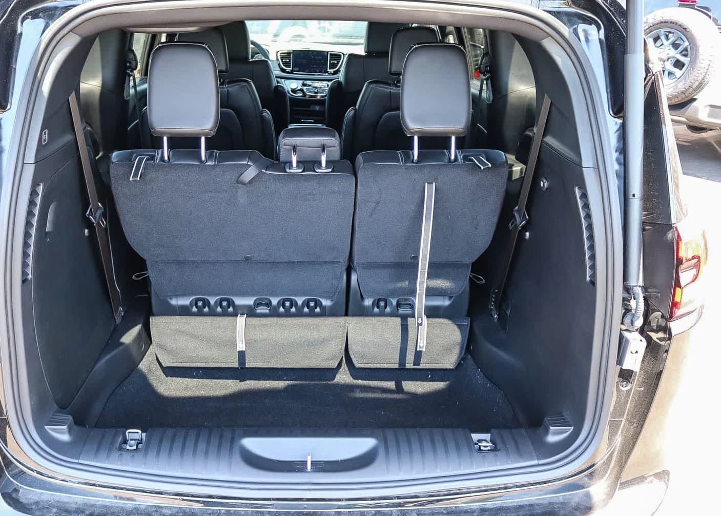 Chrysler Pacifica Select FWD 2026 — side view