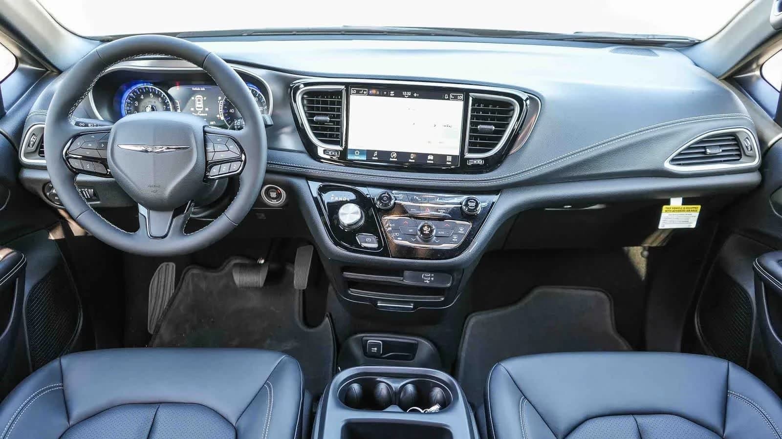 Chrysler Pacifica Select FWD 2026 — side view