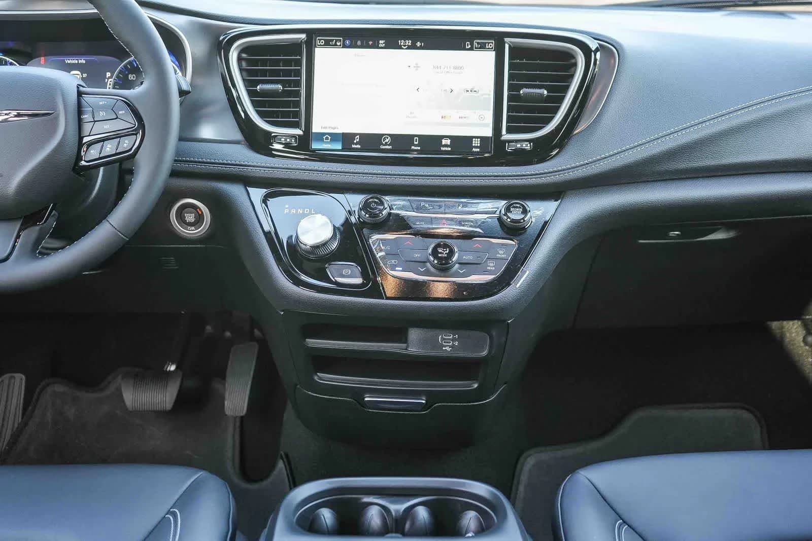 Chrysler Pacifica Select FWD 2026 — side view