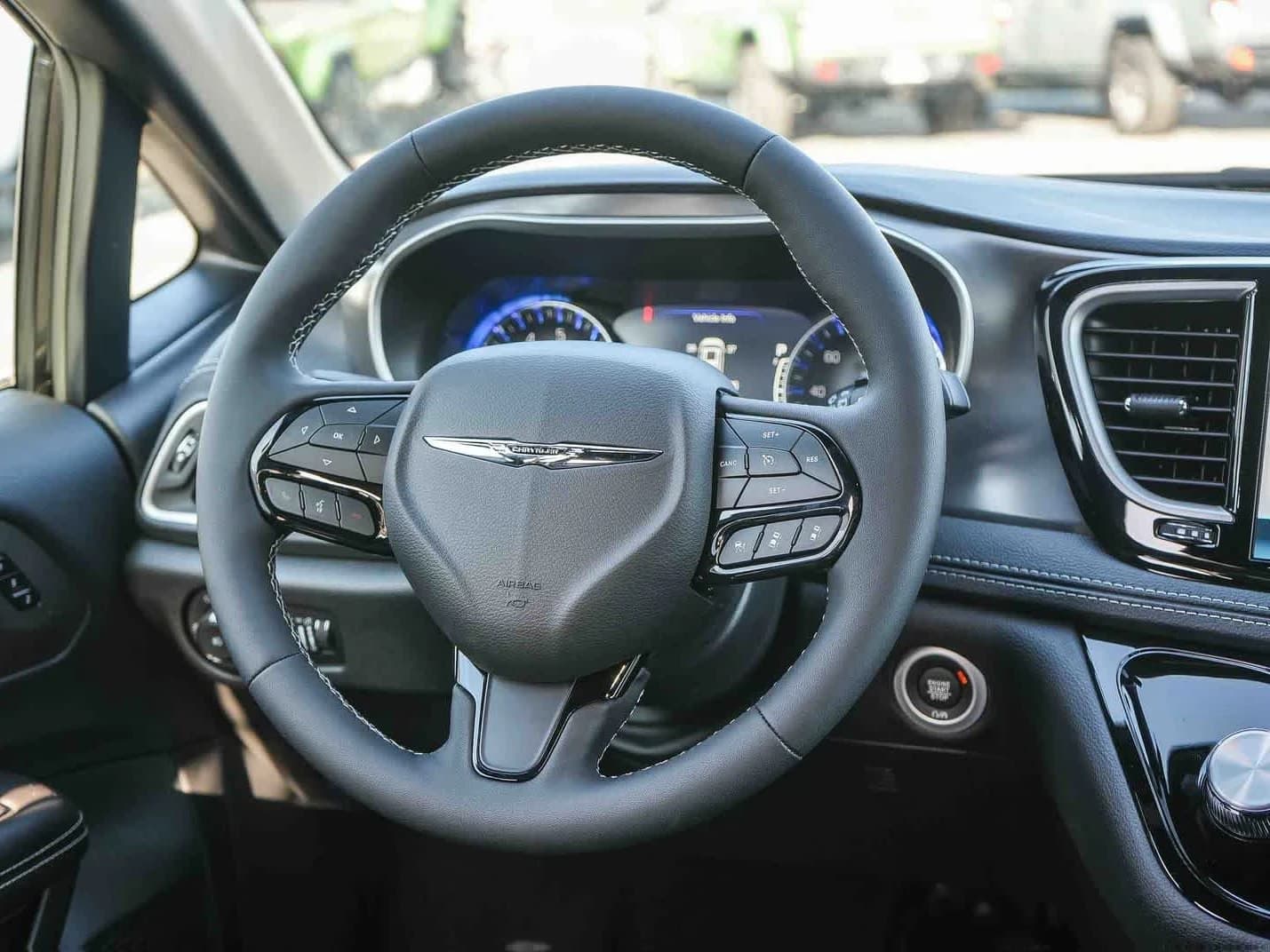 Chrysler Pacifica Select FWD 2026 — side view