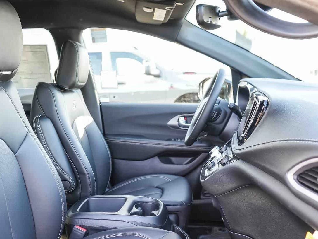 Chrysler Pacifica Select FWD 2026 — side view