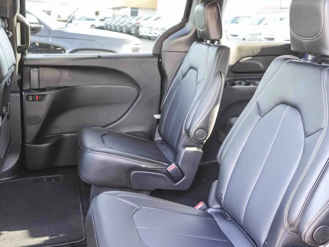 Chrysler Pacifica Select FWD 2026 — side view