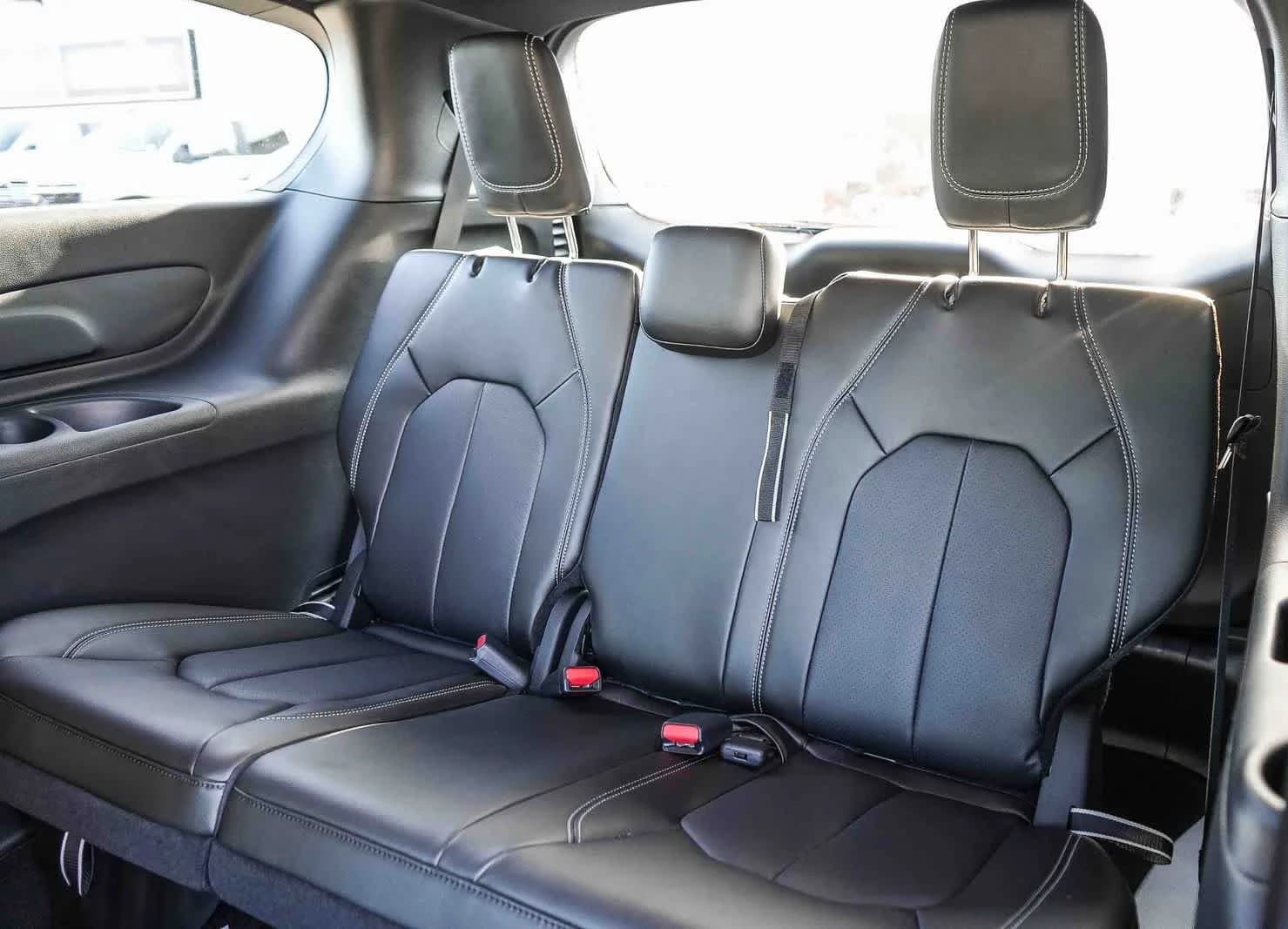Chrysler Pacifica Select FWD 2026 — side view
