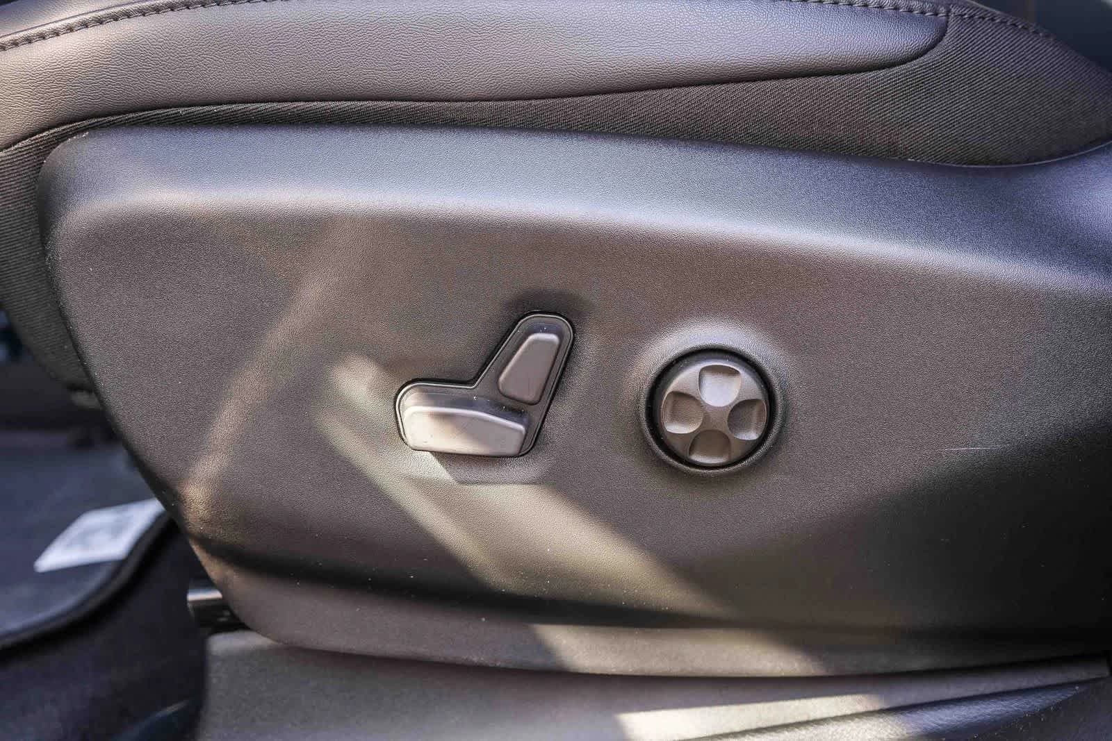 Chrysler Pacifica Select FWD 2026 — side view