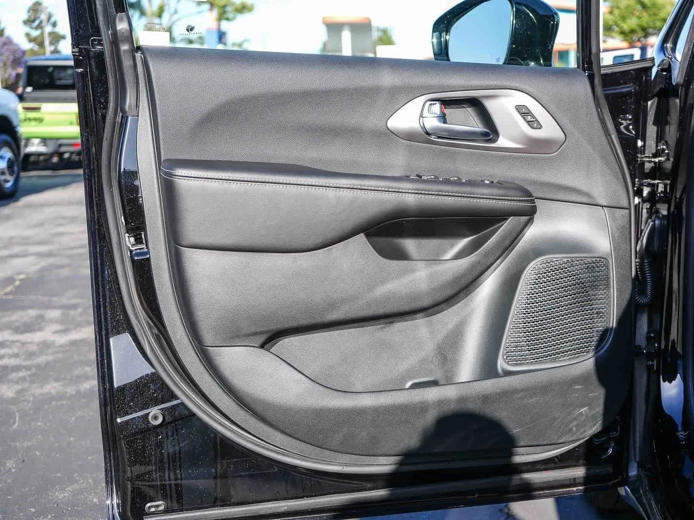 Chrysler Pacifica Select FWD 2026 — side view