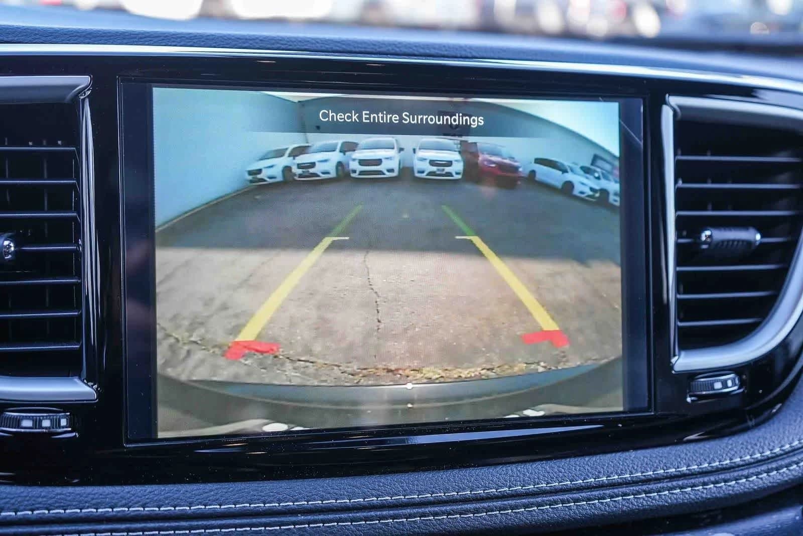 Chrysler Pacifica Select FWD 2026 — side view