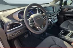 Chrysler Pacifica Select FWD 2027 — side view