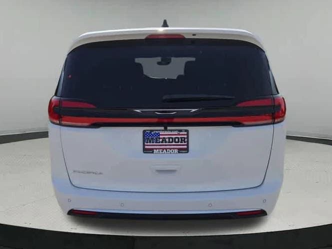Chrysler Pacifica Select FWD 2027 — side view