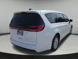 Chrysler Pacifica Select FWD 2027 — side view
