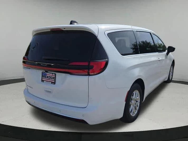 Chrysler Pacifica Select FWD 2027 — side view