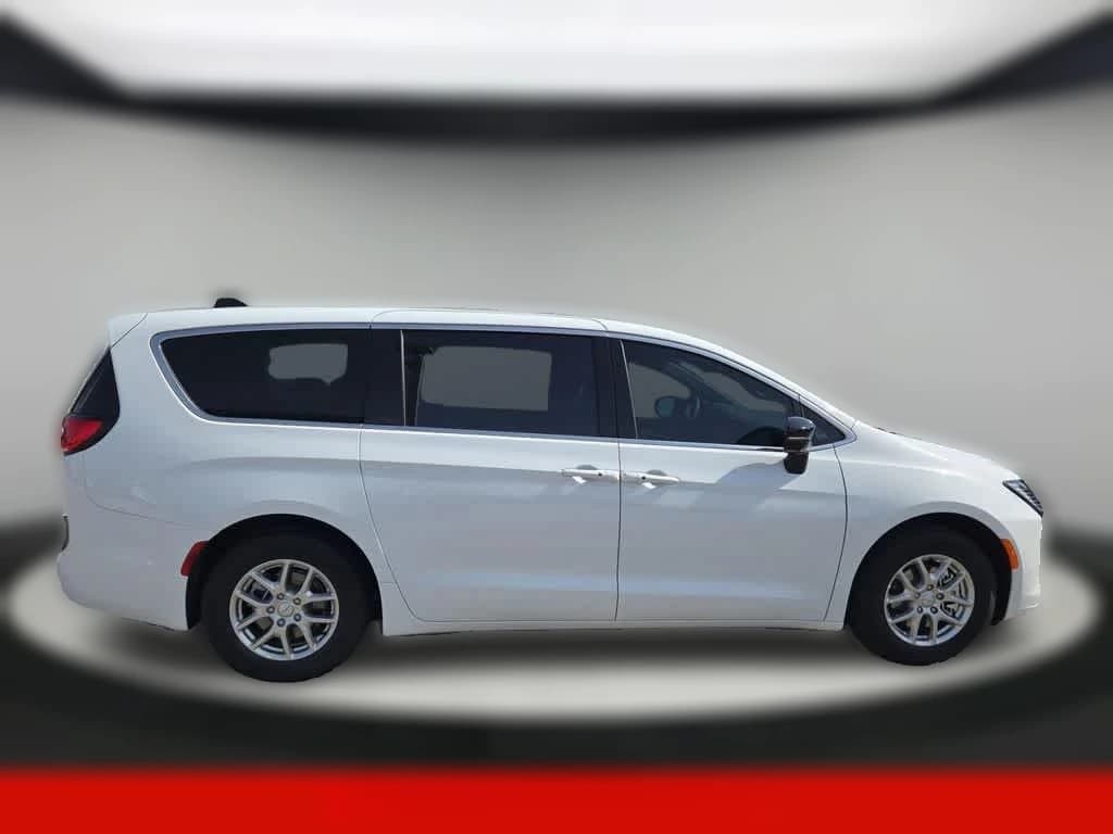 Chrysler Pacifica Select FWD 2027 — side view