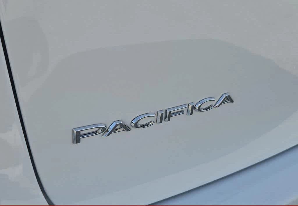 Chrysler Pacifica Select FWD 2027 — side view
