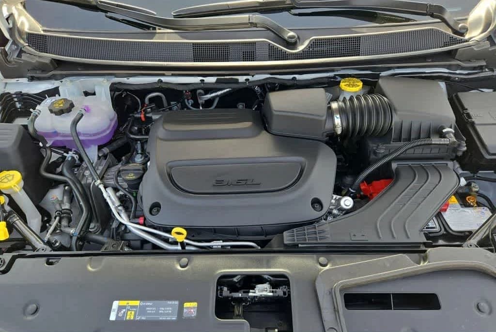 Chrysler Pacifica Select FWD 2027 — side view