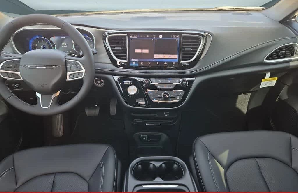 Chrysler Pacifica Select FWD 2027 — side view