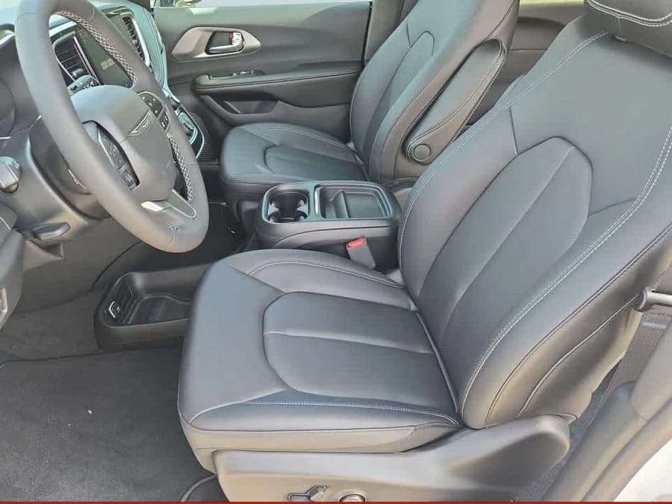 Chrysler Pacifica Select FWD 2027 — side view