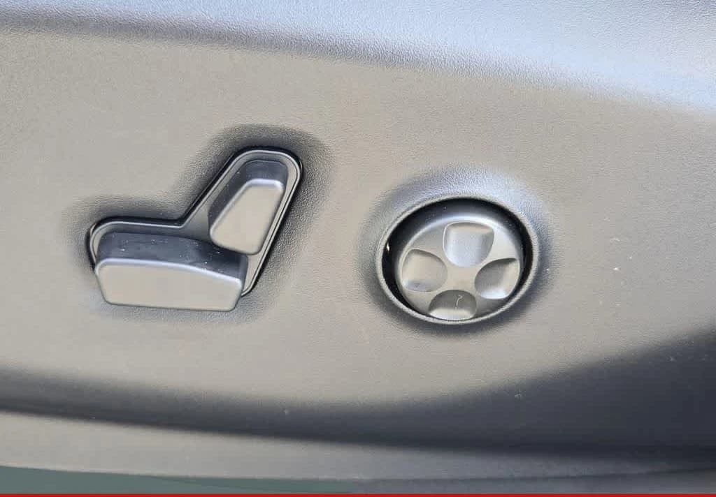 Chrysler Pacifica Select FWD 2027 — side view