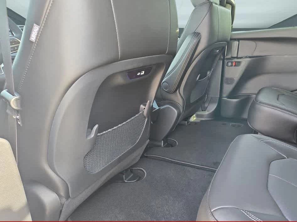 Chrysler Pacifica Select FWD 2027 — side view