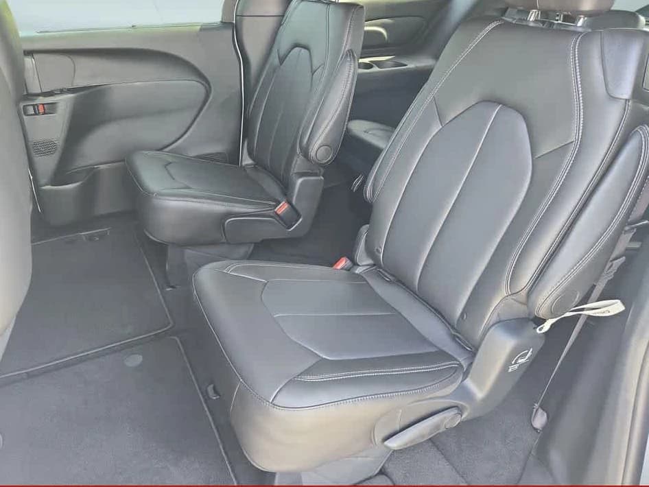 Chrysler Pacifica Select FWD 2027 — side view