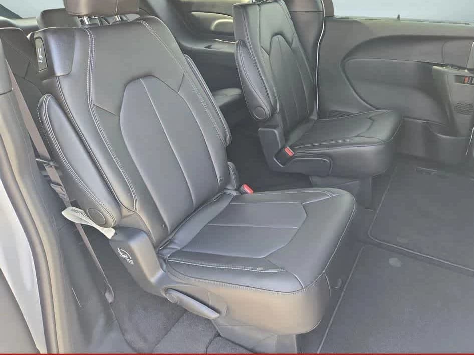 Chrysler Pacifica Select FWD 2027 — side view