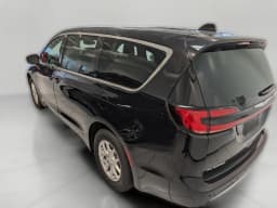 Chrysler Pacifica Select FWD 2026 — side view