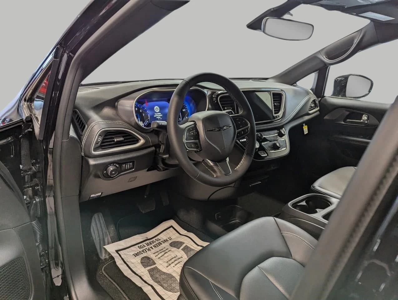 Chrysler Pacifica Select FWD 2026 — side view