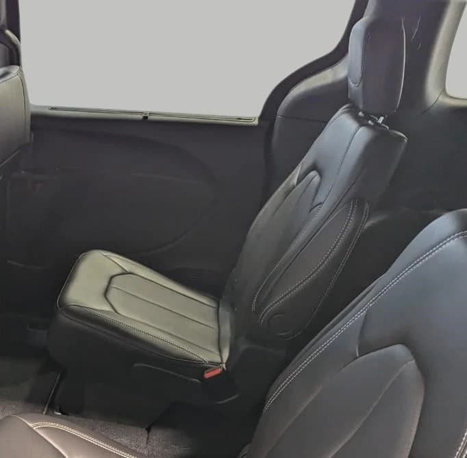 Chrysler Pacifica Select FWD 2026 — side view