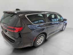 Chrysler Pacifica Select FWD 2026 — side view