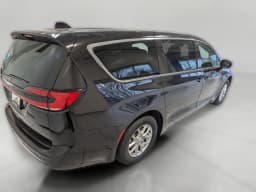 Chrysler Pacifica Select FWD 2026 — side view