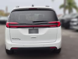 Chrysler Pacifica Select FWD 2026 — side view