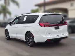 Chrysler Pacifica Select FWD 2026 — side view