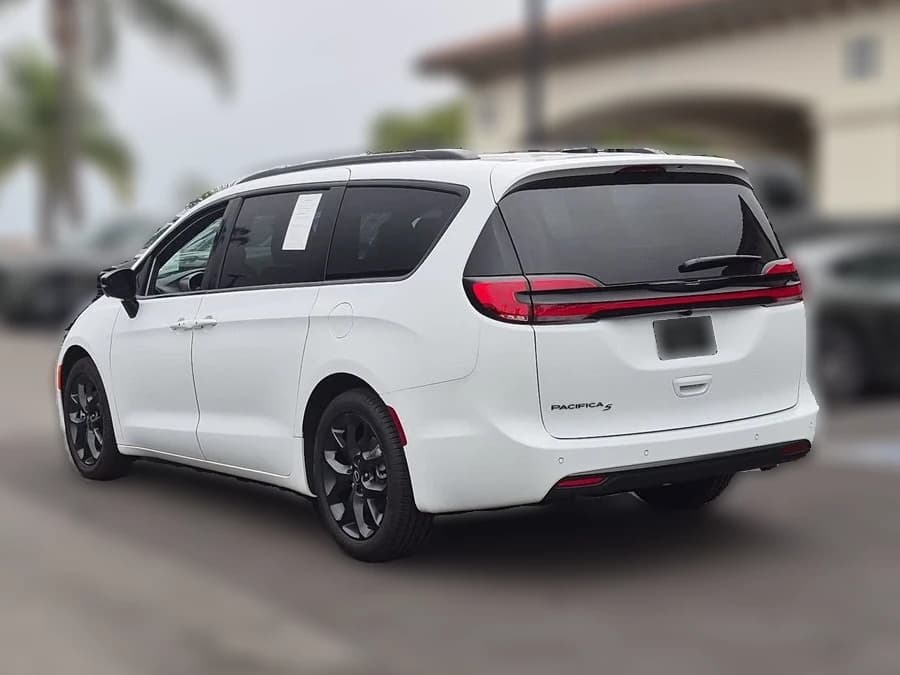 Chrysler Pacifica Select FWD 2026 — side view