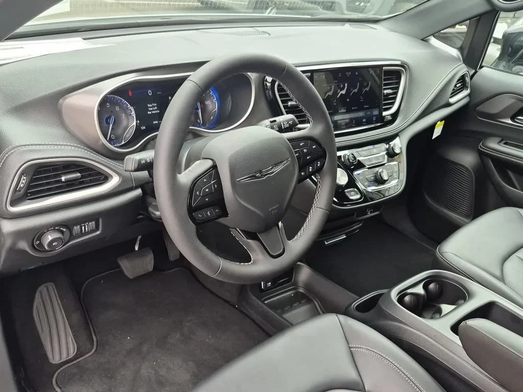 Chrysler Pacifica Select FWD 2026 — side view