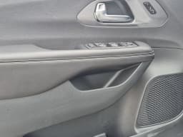 Chrysler Pacifica Select FWD 2026 — side view