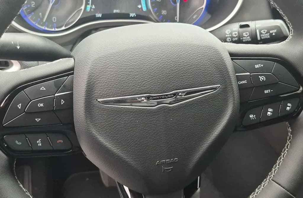 Chrysler Pacifica Select FWD 2026 — side view