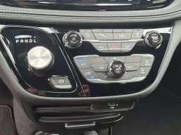 Chrysler Pacifica Select FWD 2026 — side view