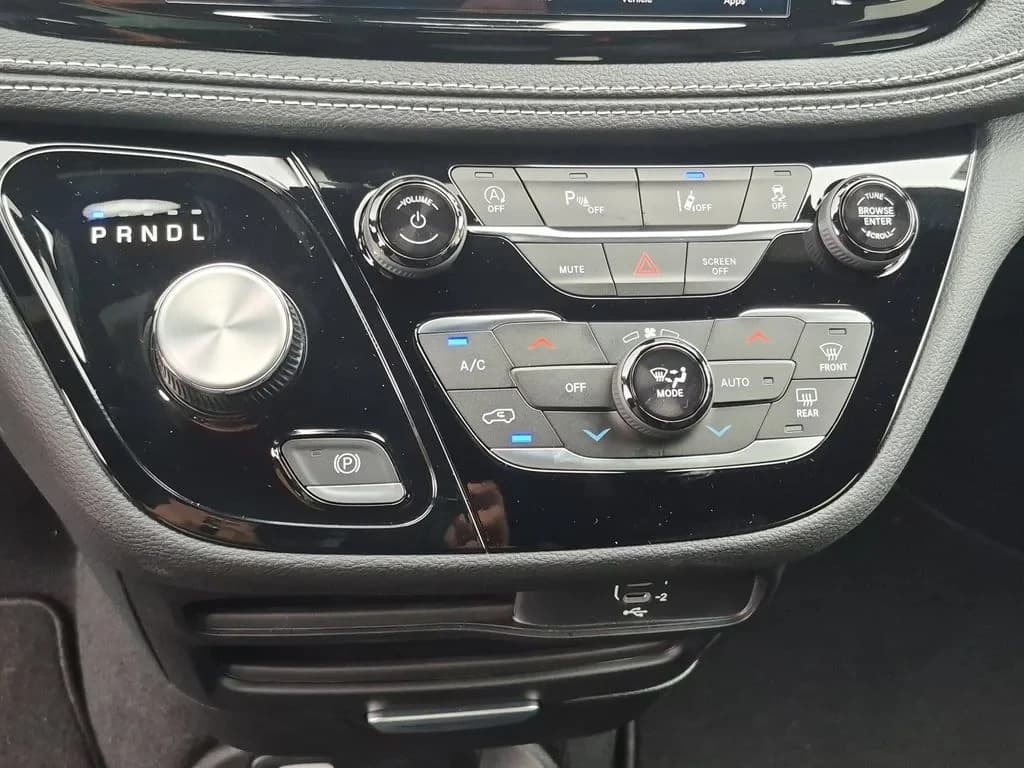 Chrysler Pacifica Select FWD 2026 — side view