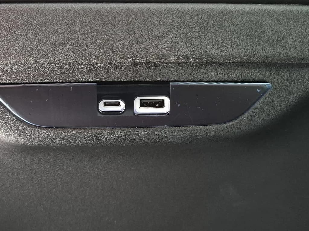 Chrysler Pacifica Select FWD 2026 — side view