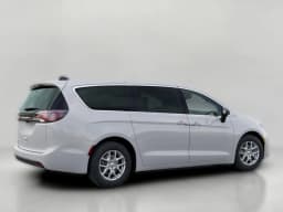 Chrysler Voyager LX FWD 2026 — side view