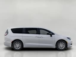 Chrysler Voyager LX FWD 2026 — side view