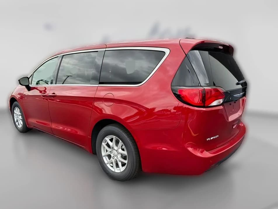 Chrysler Voyager LX FWD 2026 — side view