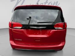 Chrysler Voyager LX FWD 2026 — side view