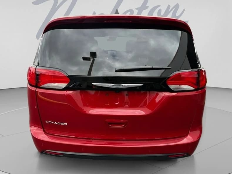 Chrysler Voyager LX FWD 2026 — side view