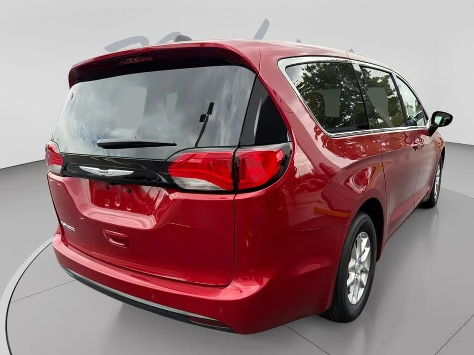 Chrysler Voyager LX FWD 2026 — side view